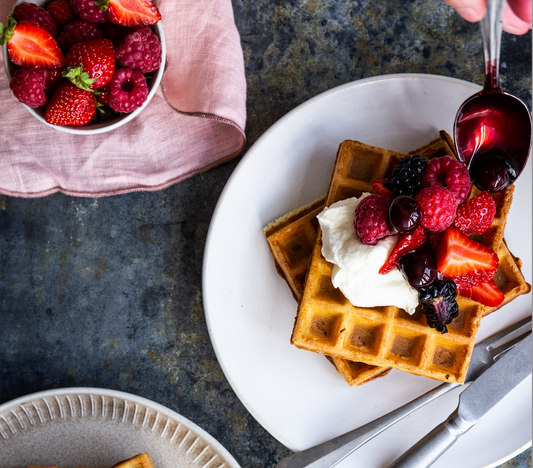 Vafler med flødeskum og kirsebærsauce