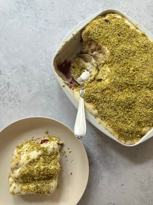 Pistacie tiramisu med kirsebærsauce