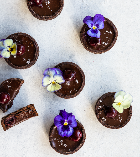 Små chokoladetærter med kirsebær