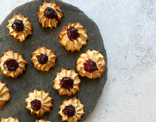 Kransekagekonfekt med kirsebær