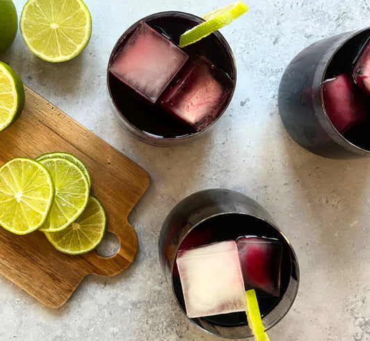 Drink med gin og kirsebærsaft