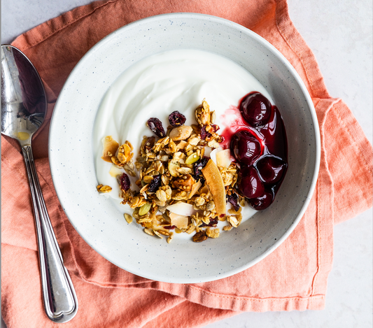 Skyr med granola og kirsebærsauce